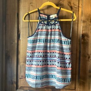 Patterned tank with keyhole back